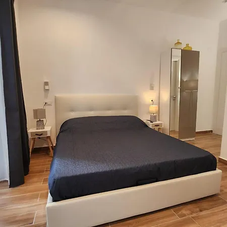Holding House -close Train Station And Port Bed & Breakfast Salerno