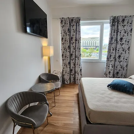 Bed & Breakfast Holding House -close Train Station And Port